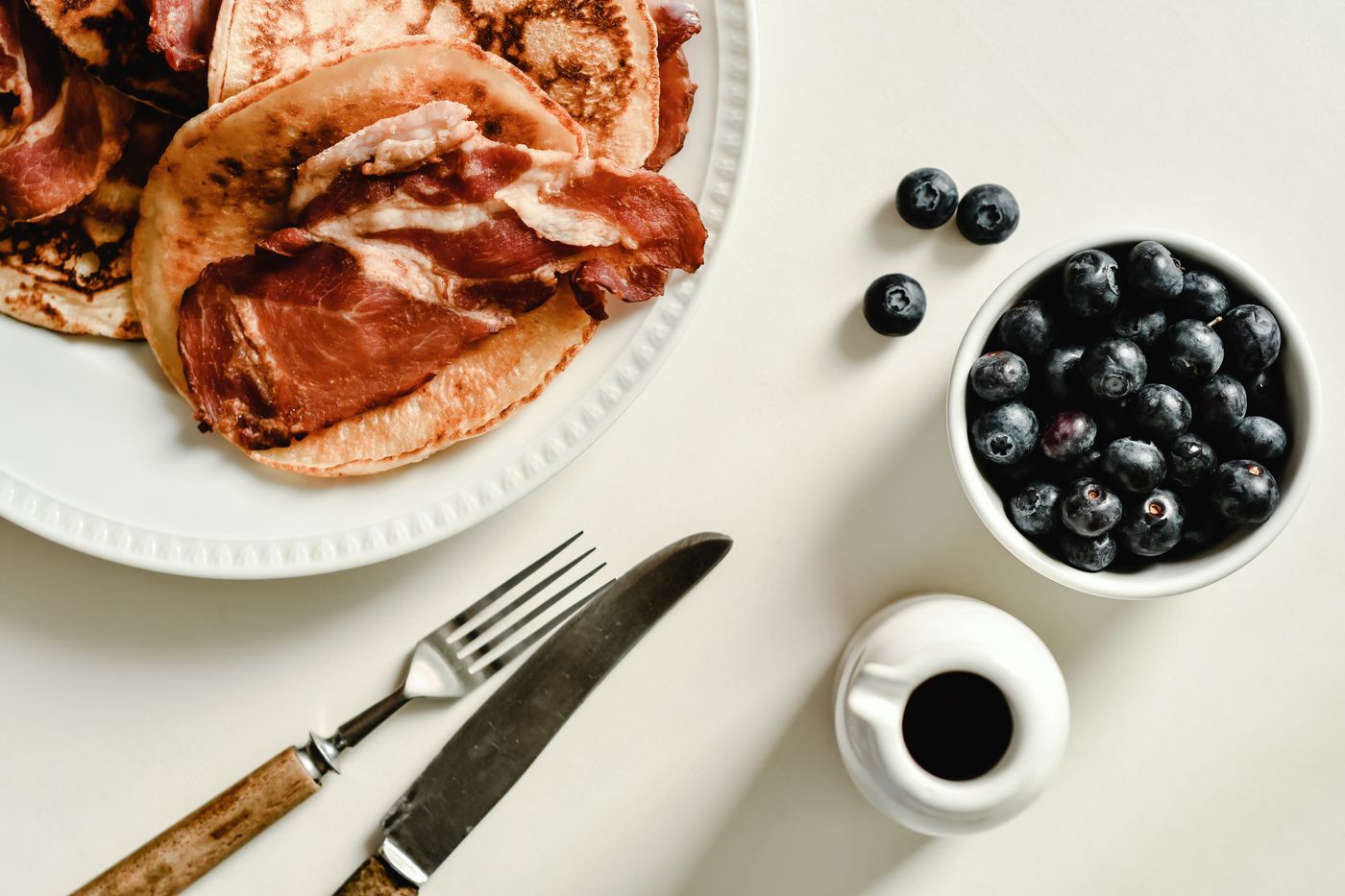 Frühstück mit Pancakes und Beeren